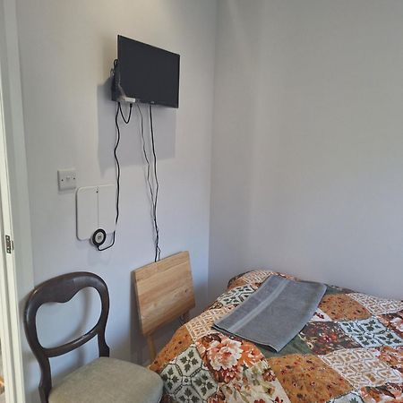 Budget Single Room Only For One Adult - Shared Flat Northolt  Kültér fotó