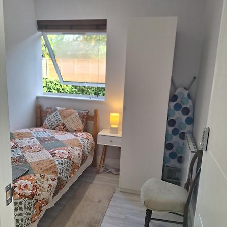 Budget Single Room Only For One Adult - Shared Flat Northolt  Kültér fotó