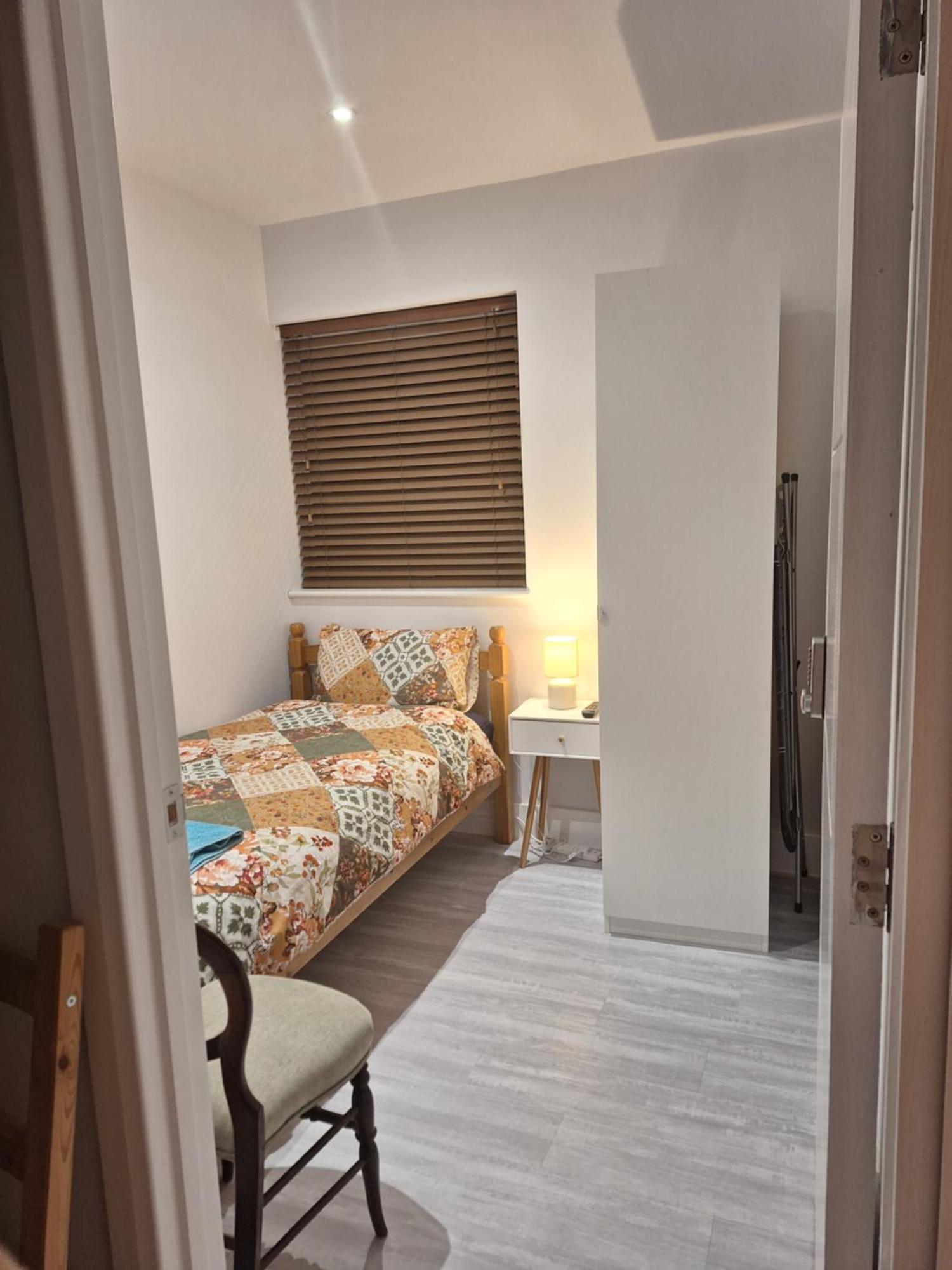 Budget Single Room Only For One Adult - Shared Flat Northolt  Kültér fotó
