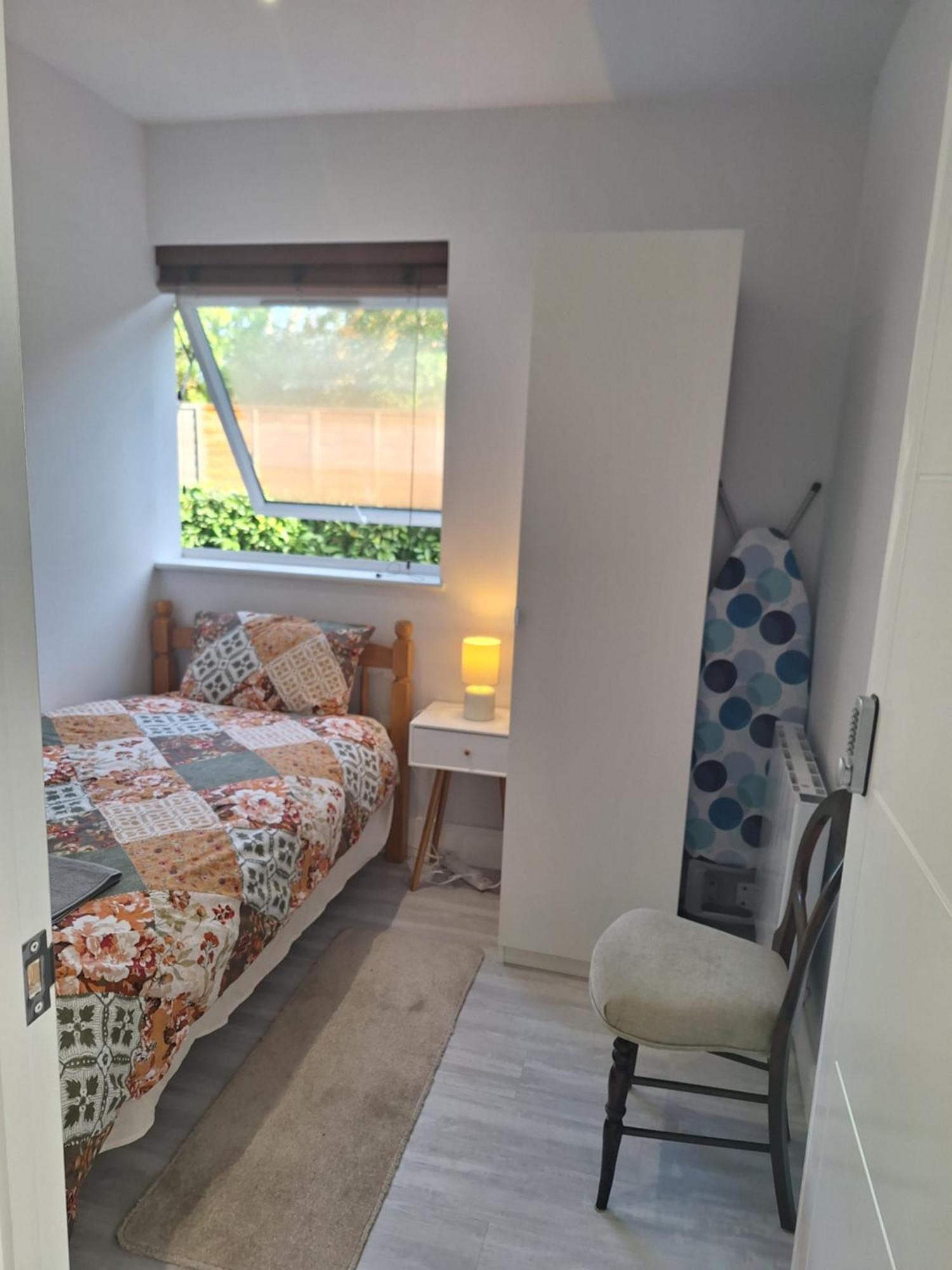 Budget Single Room Only For One Adult - Shared Flat Northolt  Kültér fotó