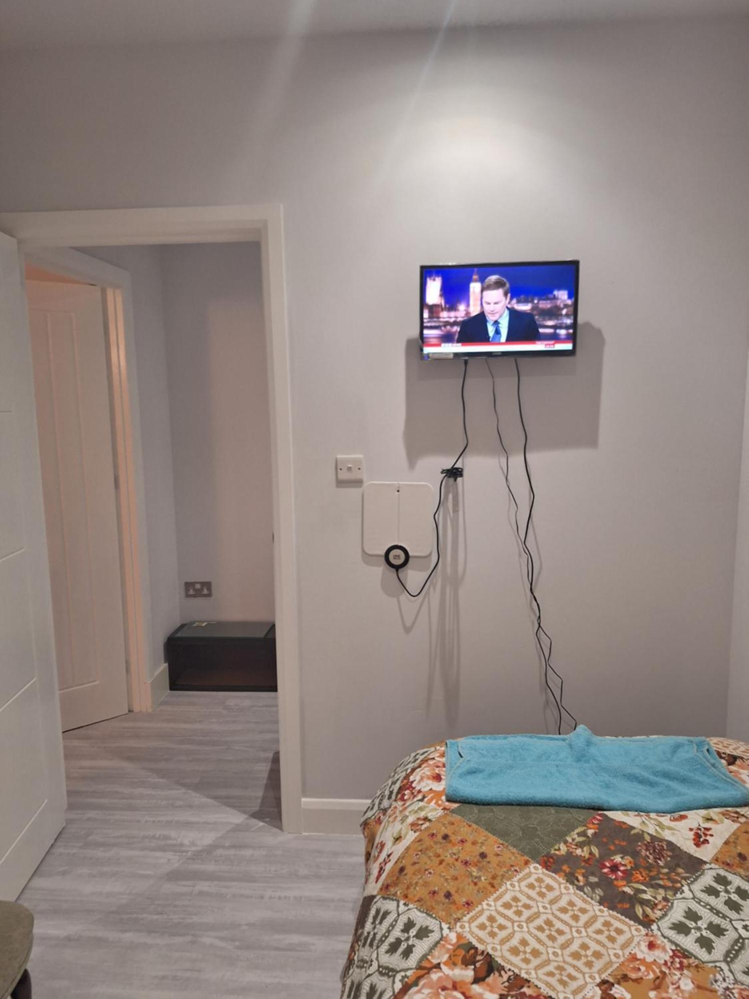 Budget Single Room Only For One Adult - Shared Flat Northolt  Kültér fotó